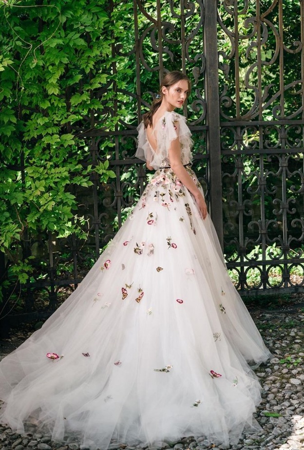 فساتين زفاف باكمام من monique lhuillier