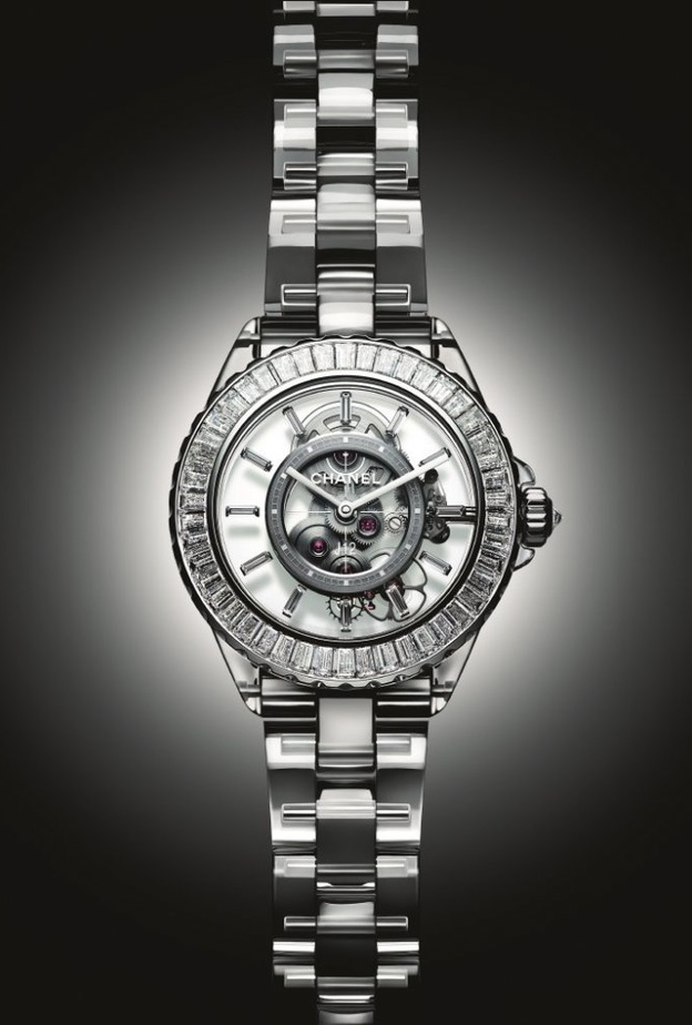 ساعة J12 X-RAY إنجاز فني لا مثيل له..  الأول من نوعه في العالم