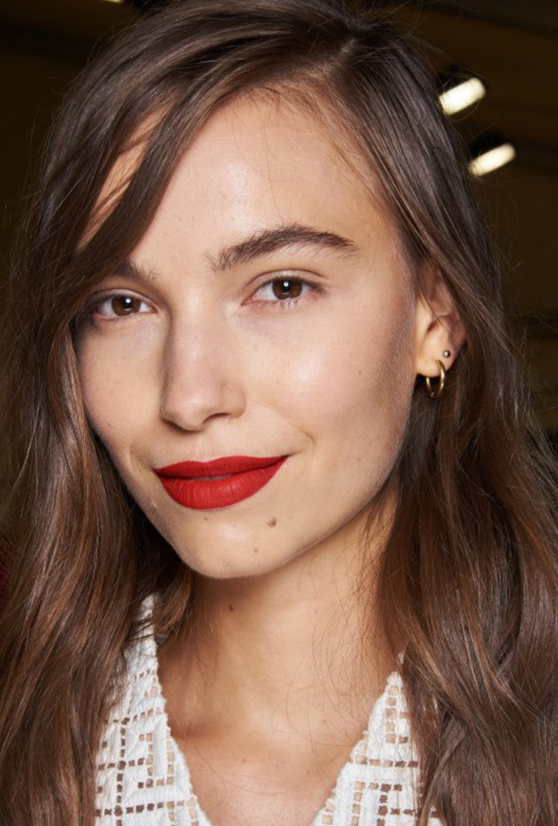 تسريحات شعر طبيعية وأحمر شفاه قوي من عرض ازياء بالمان لربيع 2021