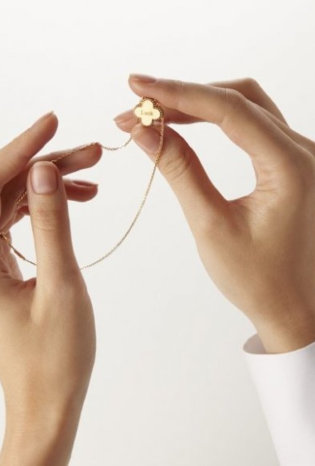  قلادة فينتاج ألامبرا ذات الاصدار المحدود.. رمزٌ ثمينٌ للحظ