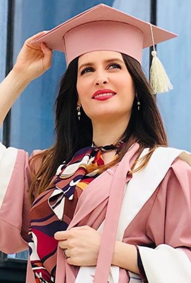  كنزة مرسلي تحتفل بتخرجها