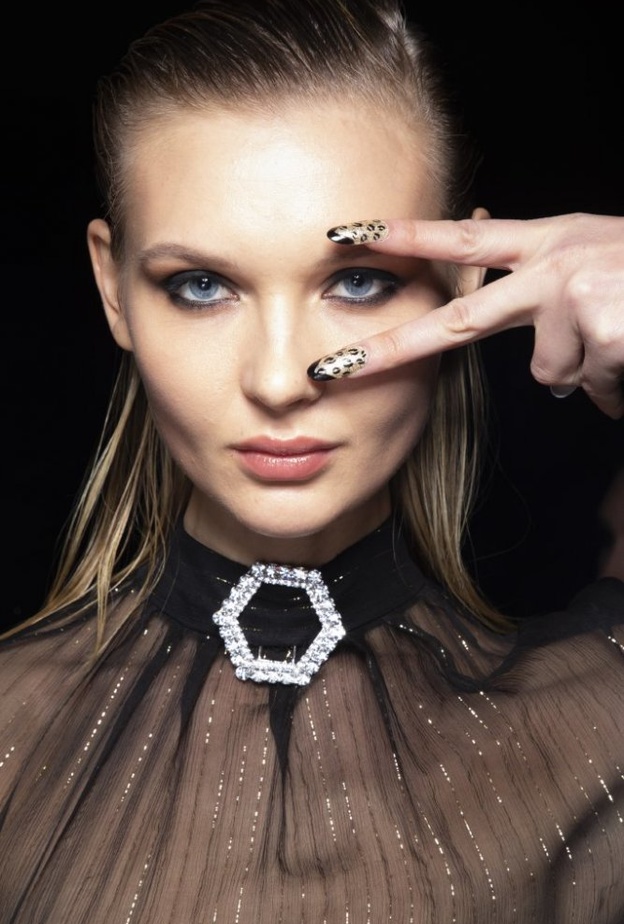  الوان مناكير مع النقشات الهندسية من دار Philipp Plein