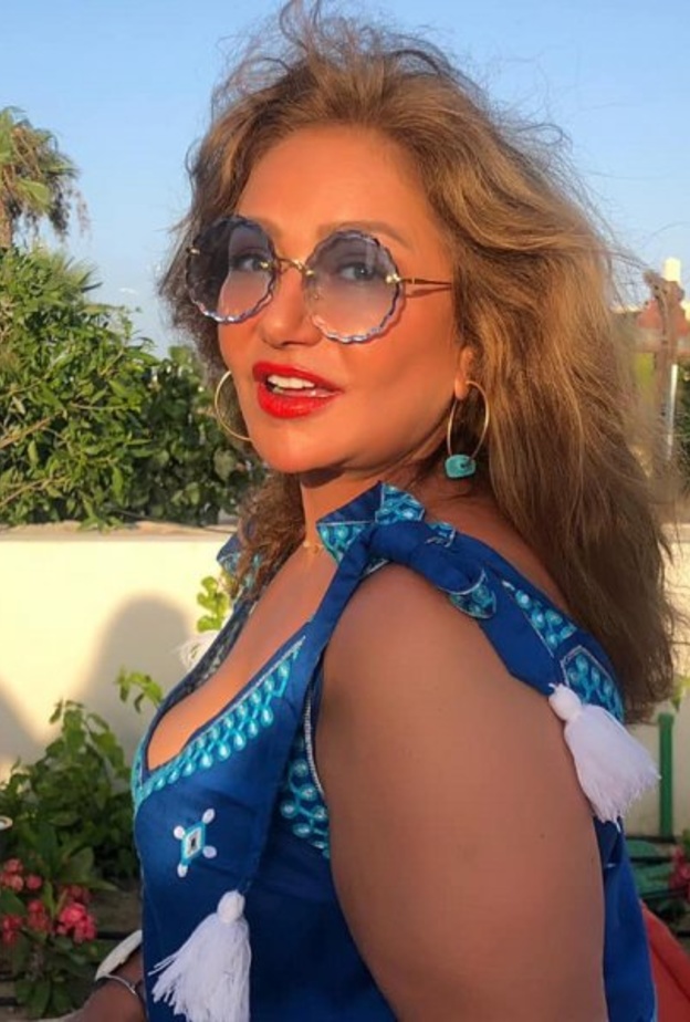 ليلى علوي استمتعت طيلة الصيف بإجازتها على البحر