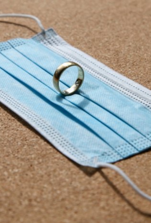 فض حفل زفاف بعد مداهمة الشرطة و عقوبات مشددة على المنظمين