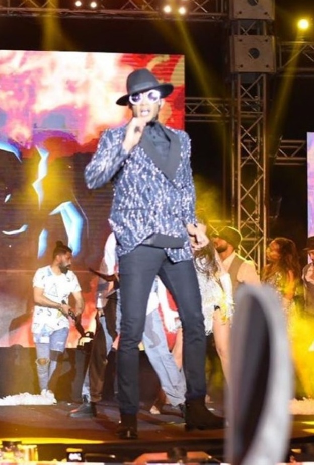 محمد رمضان في شعل حفله الغنائي في منطقة زايد بمصر