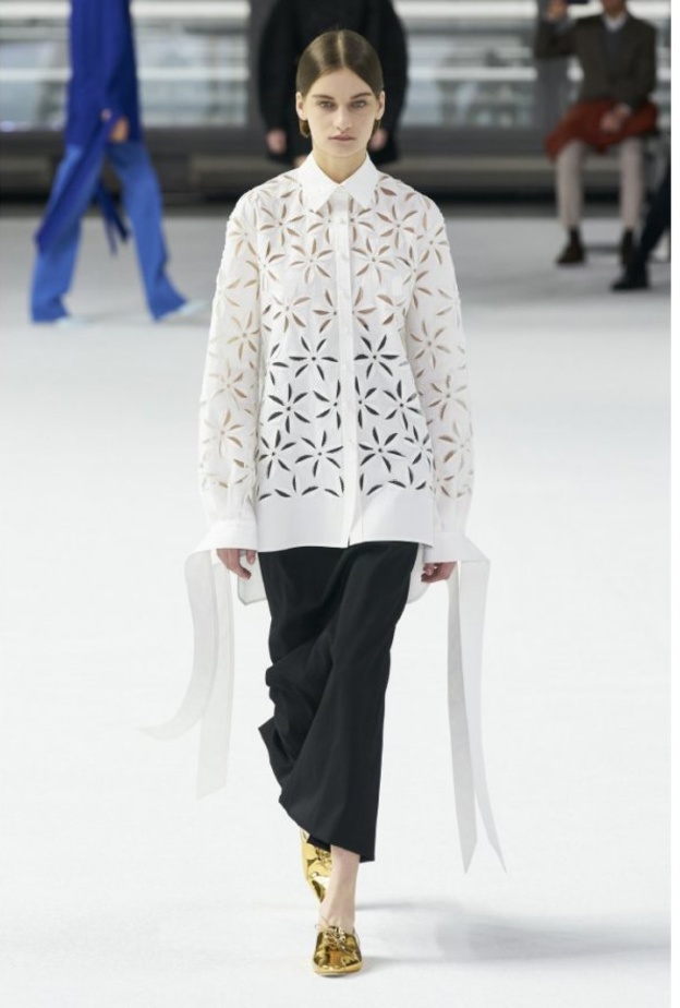  افكار لتنسيق القميص الواسع باللون الابيض من وحي اطلالات دار Carolina Herrera
