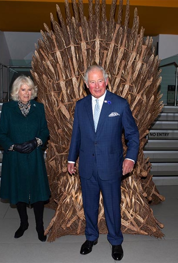 صورة الأمير تشارلز وكاميلا دوقة كورنوال بجانب نسخة من عرش " Game Of Thrones "