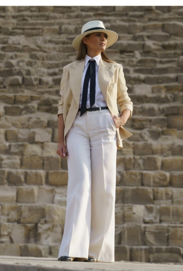  استوحي اطلالاتك الخريفية بأسلوب راقي وجذاب بالبليزر والسروال القماشي مع القبعة الأنيقة