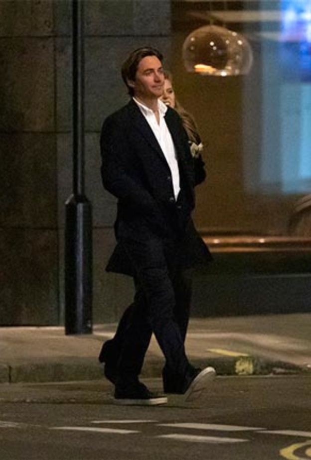 أحدث ظهور للأميرة بياتريس بصحبة زوجها في موعد مسائي في لندن