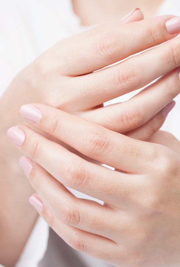 خلطات طبيعية توزع على الاظافر قبل طلائها لتقويتها في يومين