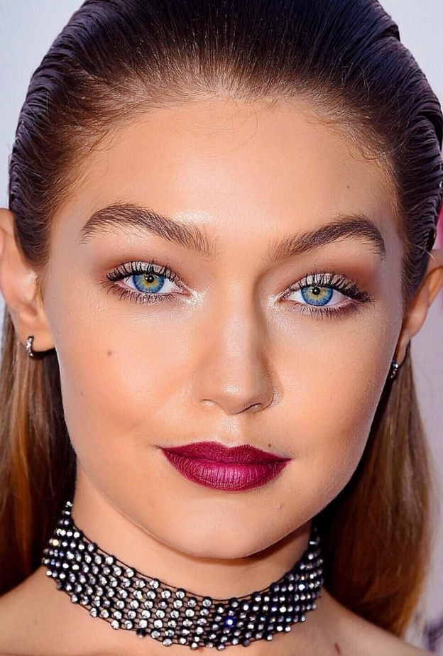  نصائح جمالية للعناية بالبشرة والشعر في سن العشرين من جيجي حديد