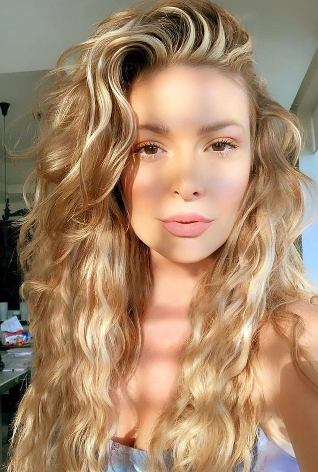 اطلالات جمالية عفوية بالشعر الكيرلي والمكياج الطبيعي بأسلوب باميلا الكيك