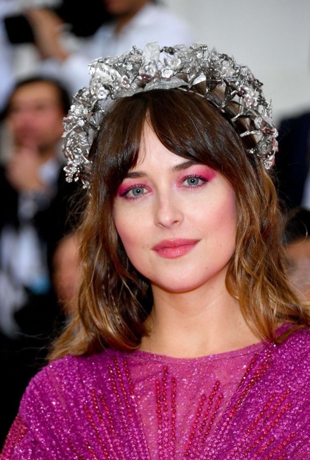  المكياج الوردي الجريء في إطلالة داكوتا