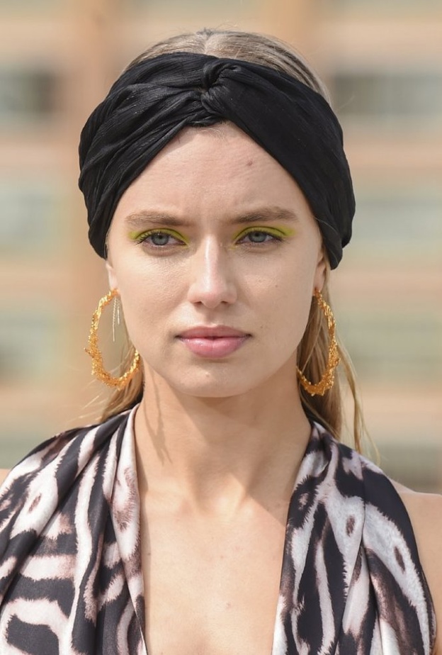 رسمات مكياج جريئة مع الظلال الخضراء الفاتحة من دار Bronx and Banco