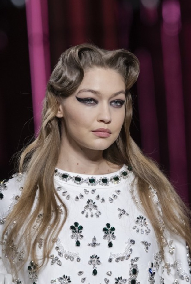 طريقة عمل تسريحات شعر منسدلة لخريف 2020 بأسلوب Miu Miu