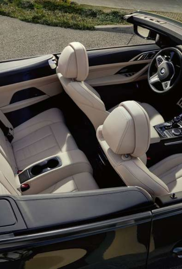 سيارة مكشوفة من بي إم دبليو