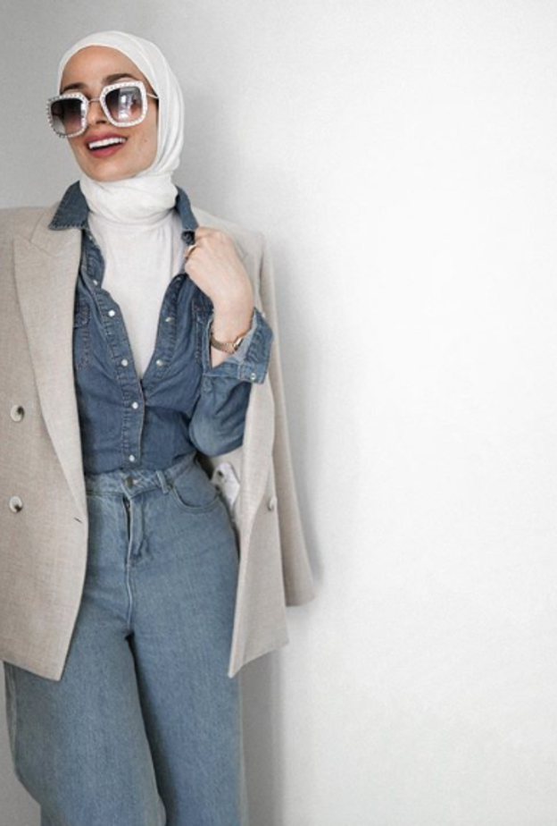 موديلات بلايزر ناعمة للصبايا بلون البيج مع اطلالة من الجينز بأسلوب سمر شاكر