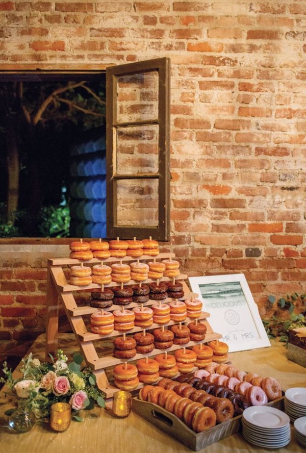 الدوناتس من الحلويات المميزة لطاولة حلويات الزفاف الخريفي