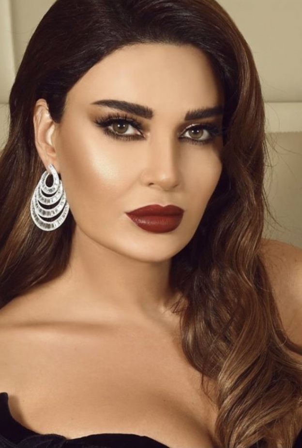 مكياج سهرة يناسب الفستان الأسود من وحي النجمات العرب