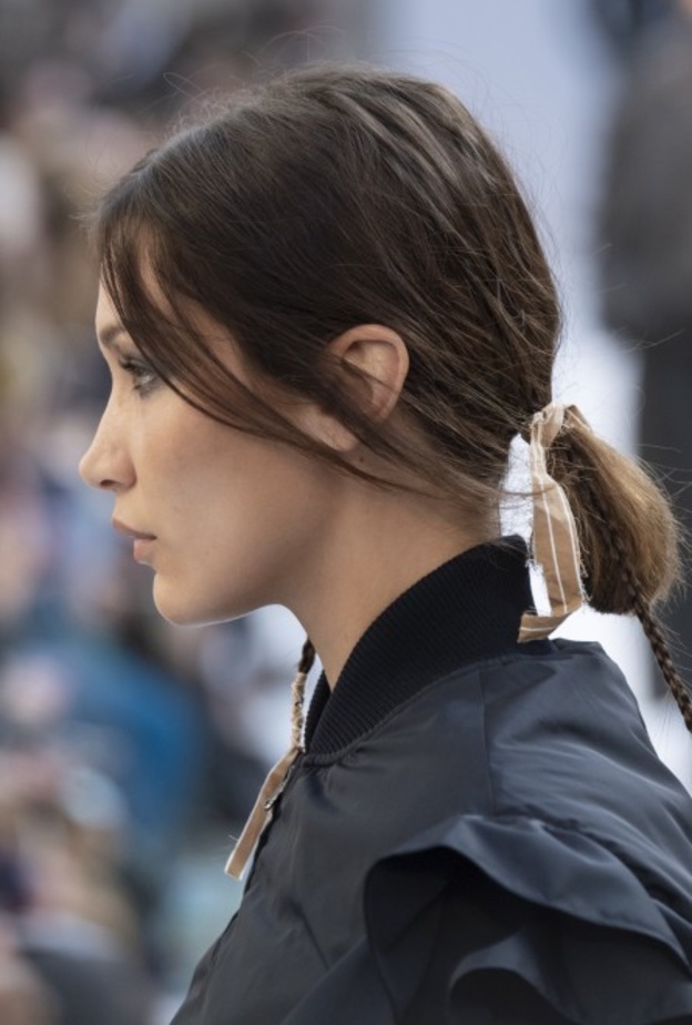 طريقة عمل تسريحة شعر ذيل الحصان للشعر القصير بأسلوب Max Mara