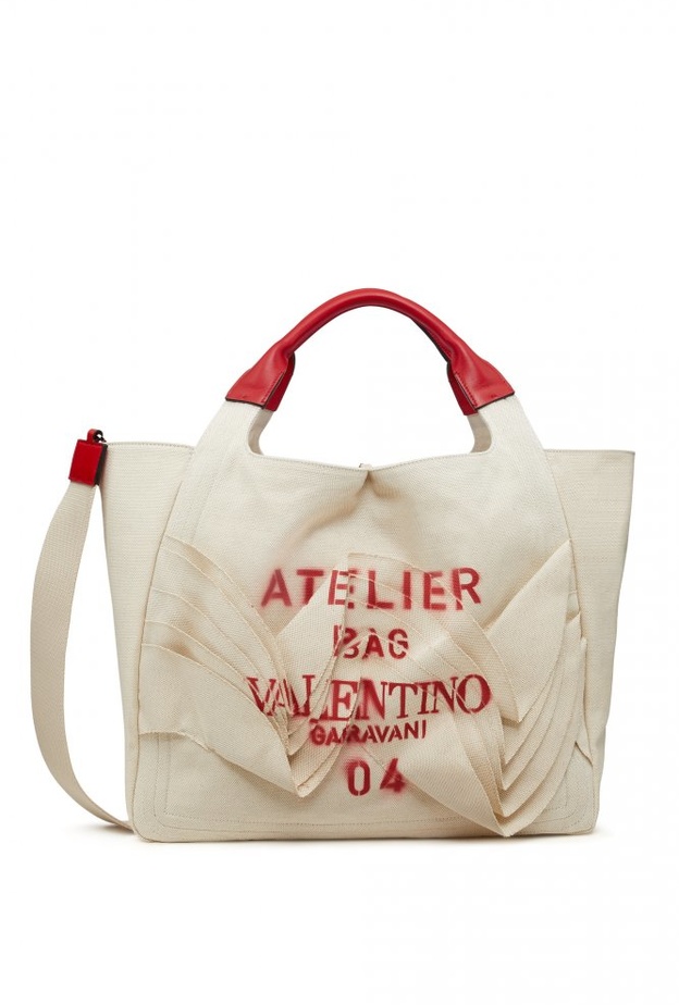 Ana De Armas بحقيبة فالنتينو في البندقية 