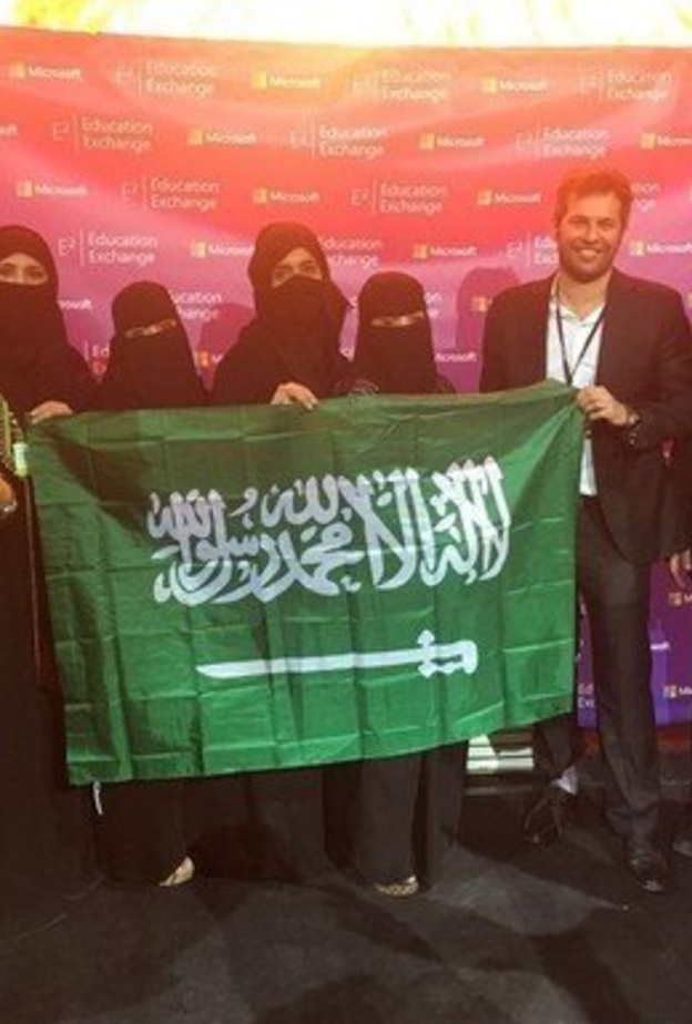  المعلمة شريفة الربيع مع الفريق السعودي المشارك في مسابقة المعلم الخبير بكندا