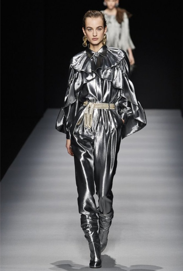 تصاميم ازياء بالوان الميتاليك الفضية مع الجمبسوت من دار Alberta Ferretti