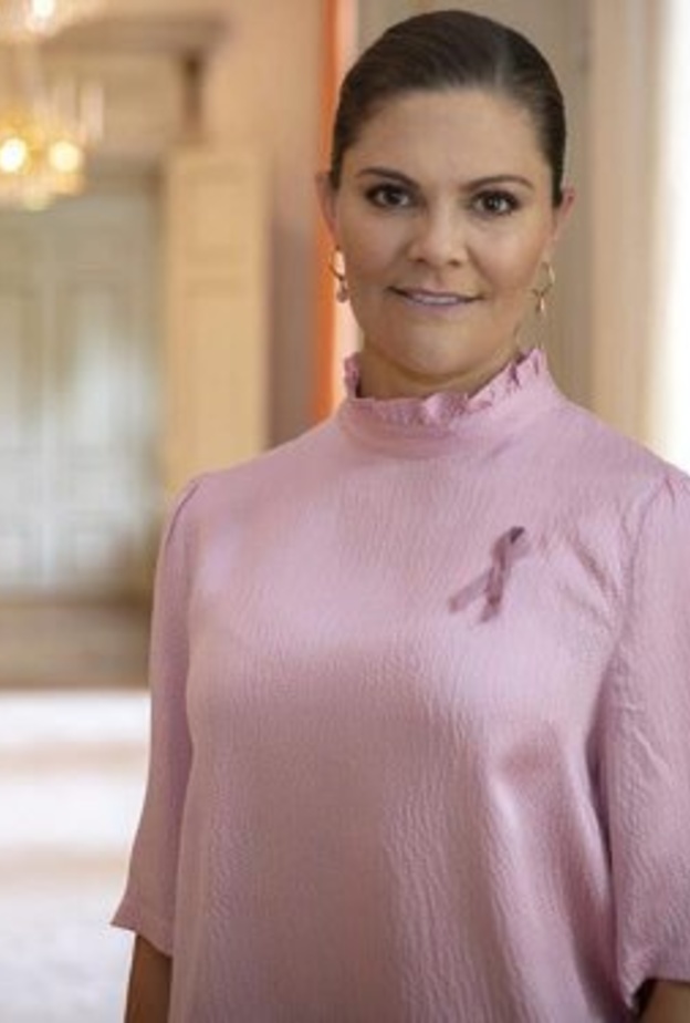 أزياء سيدات العائلات الملكية باللون الوردي للتوعية بسرطان الثدي