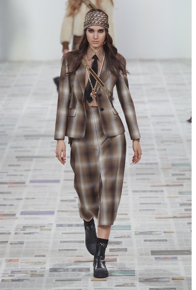 إطلالة من "بروك كولكشن"  Brock Collection من صيحات اقمشة خريف 2020