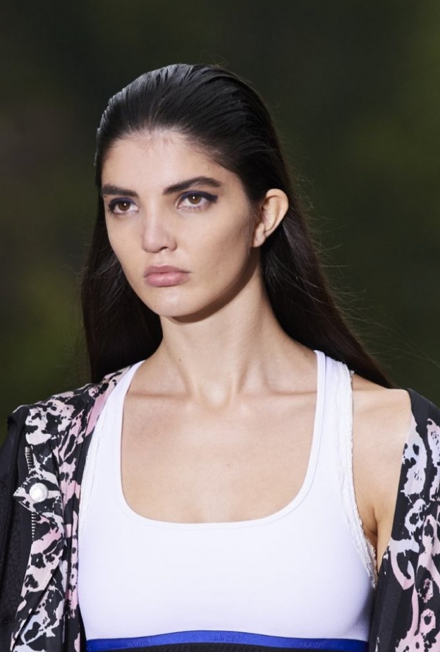  تسريحات شعر مبللة ومسحوبة الى الخلف من دار Kochè