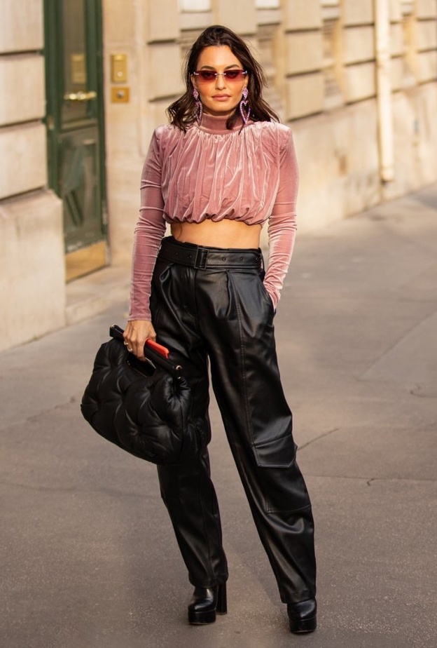  نسقي توب مخمل مع بنطلون جلد على طريقة كارن وازن