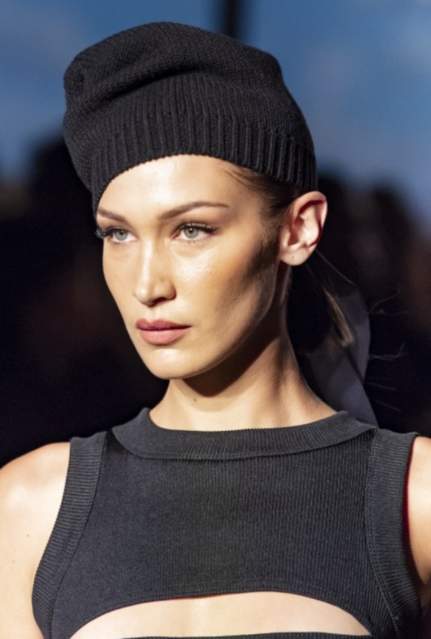 احدث اكسسوارات شعر عصرية لإطلالة مميزة بأسلوب Brandon Maxwell