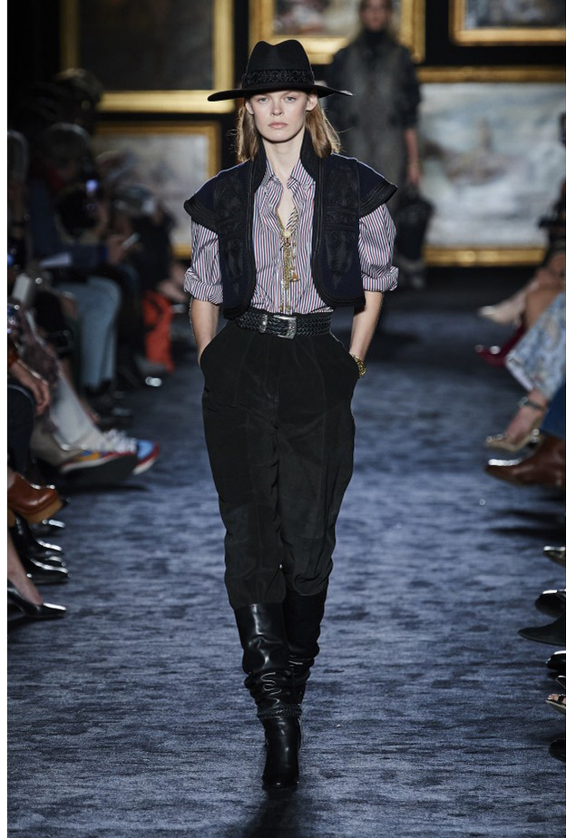 اطلالة بالسترة من Etro لاسلوب عصري