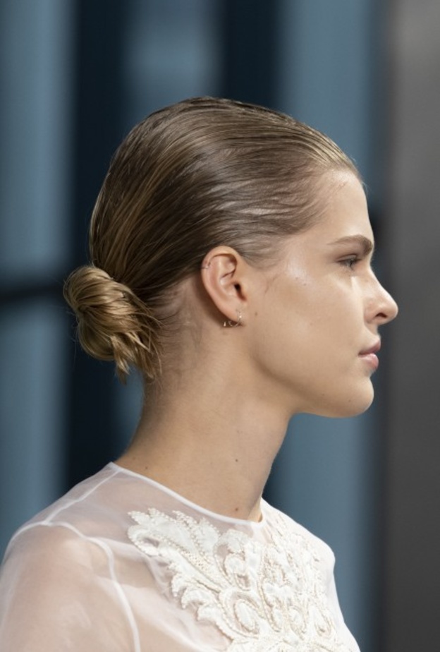 أحدث اشكال تسريحات شعر الكعكة المناسبة لموسم الخريف من دار Noon by Noor