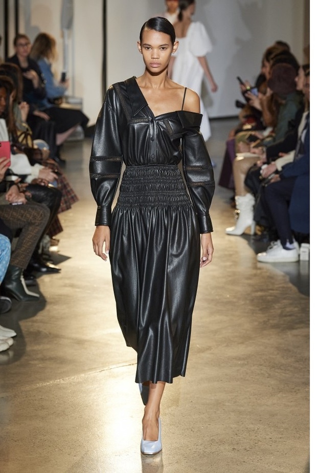 Gabriela Hearst التي قدّمت الفستان الاوف شولدرز