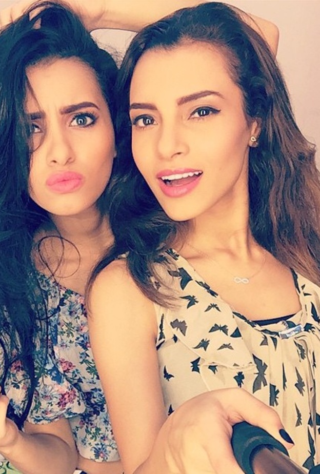 كارمن سليمان وشقيقتها