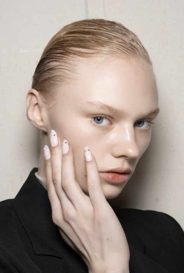  الوان مناكير برسمات الفرانش لاطلالات خريف 2020 من Giambattista Valli