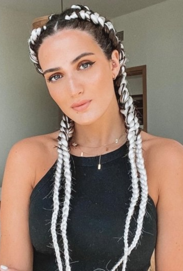 ياسمين زهران تلهمك بتسريحة الضفائر الملونة