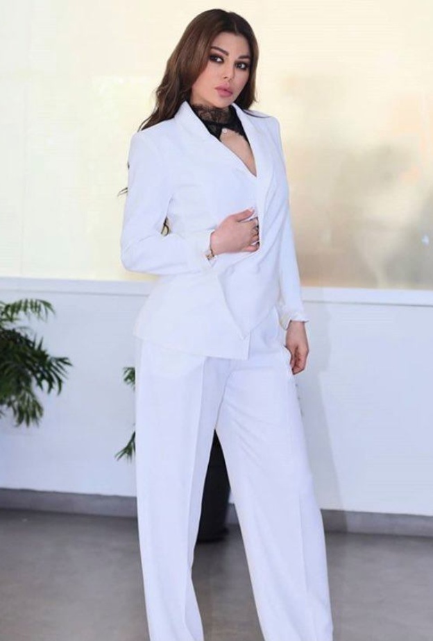 اطلالات هيفاء وهبي بالبدلة البيضاء في مسلسل اسود فاتح