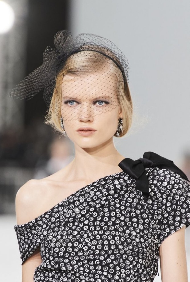 ابرز الاطلالات الجمالية مع المكياج السموكي في عرض أزياء شانيل لربيع 2021