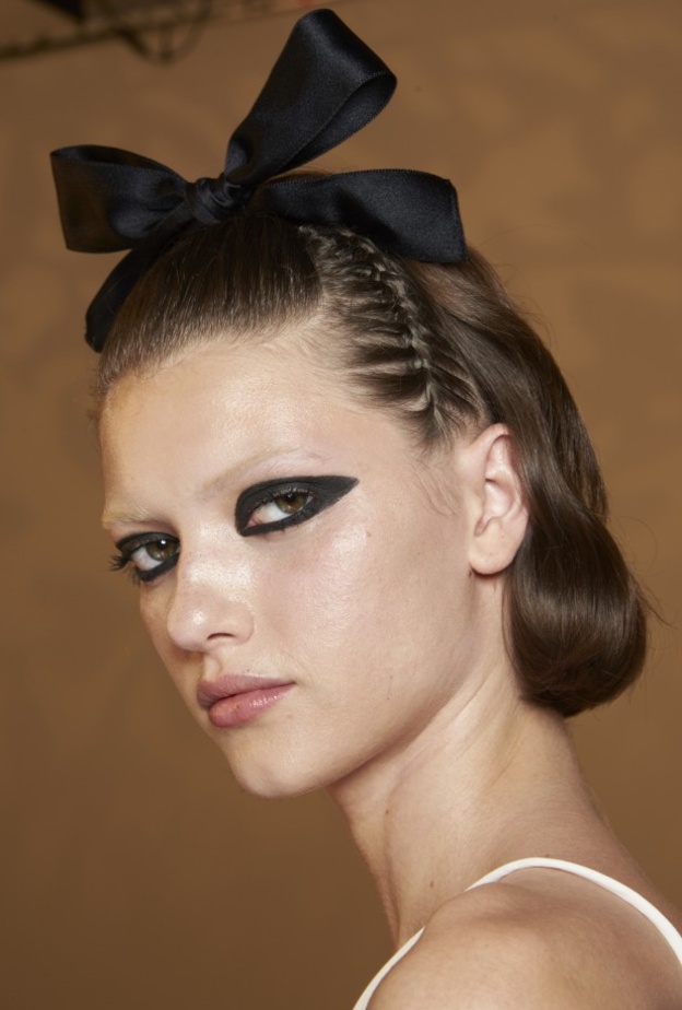 صيحة الكحل الداكن من وحي Giambattista Valli هي من ابرز الصيحات الجمالية في ربيع وصيف 2021