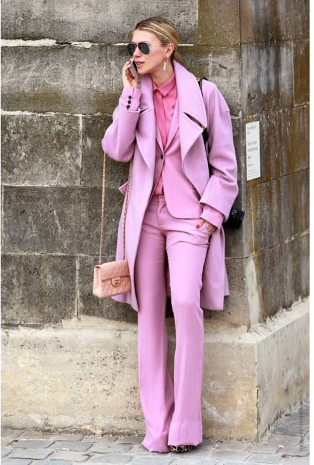 نسقي في شهر اوكتوبر اطلالة أنيقة باللون الزهري