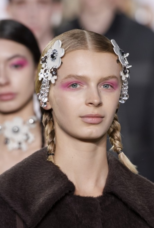 طريقة تطبيق المكياج الوردي بأسلوب Asian Fashion Collective