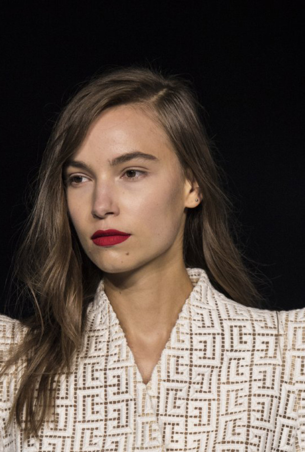 افضل صيحات جمالية مع أحمر الشفاه القوي من دار Balmain