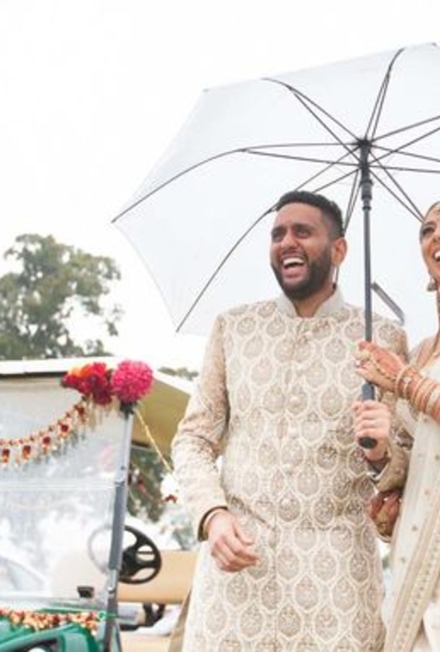 تنقل العروسين بين المدعوين بواسطة عربة الغولف