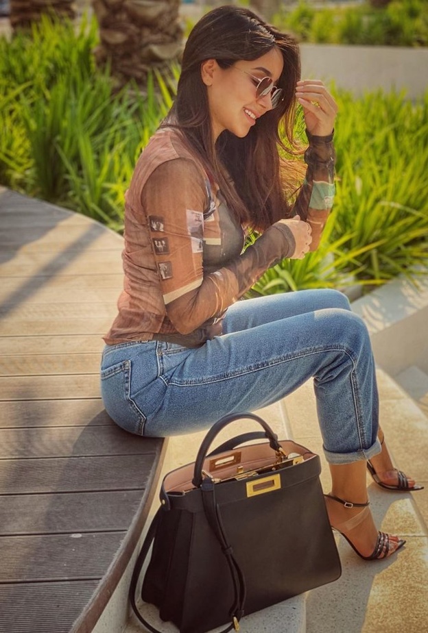 تنسيق موضة الجينز مع التوبات الضيقة من وحي اطلالات اسيل عمران