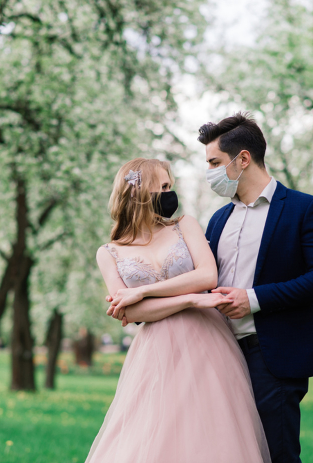  عروسان بالكمامة في زمن الكورونا