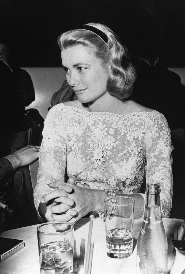 طوق الشعر.. من أشهر إطلالات "أميرة الأناقة" غريس كيلي