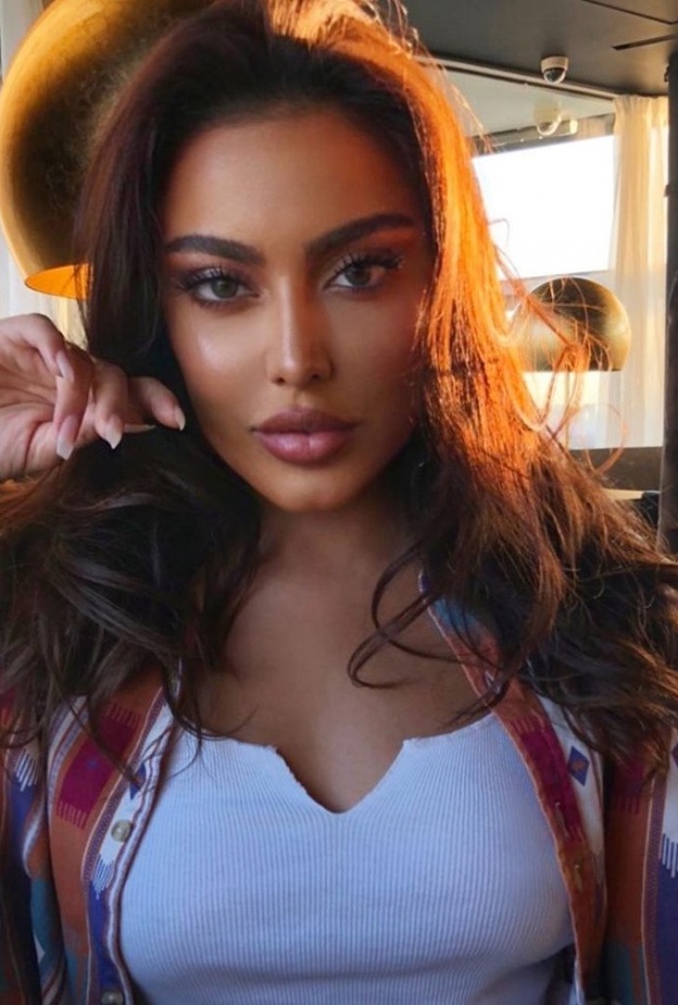 الفاشينيستا الكويتية فاطمة المؤمن تستفز متابعيها