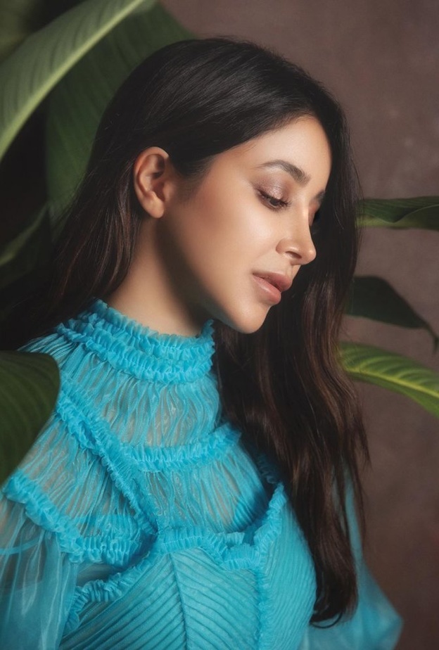 مكياج عيون برونزي ساحر لخريف 2020 من وحي اطلالات اسيل عمران